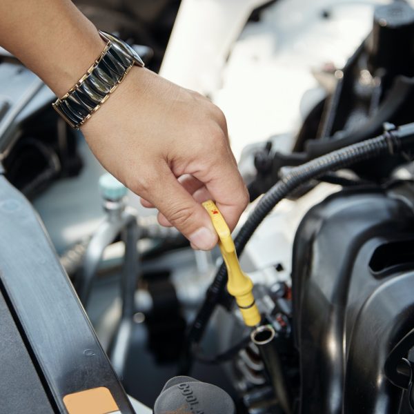 Checking oil level
